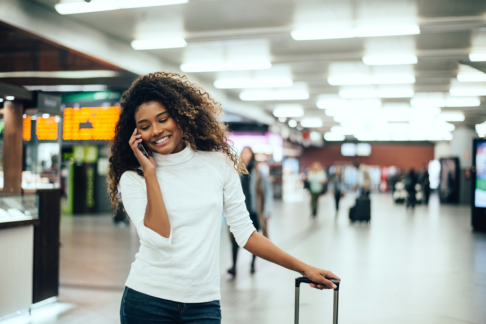 embarquement aéroport cheveux curly